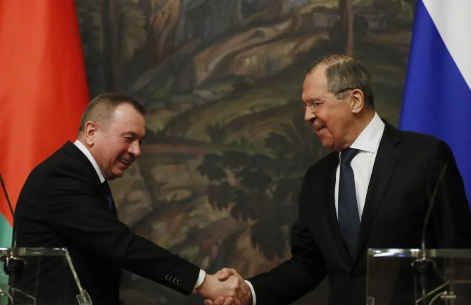 Belarusian Foreign Minister Makei shakes hands with Russian Foreign Minister Lavrov. Getty.