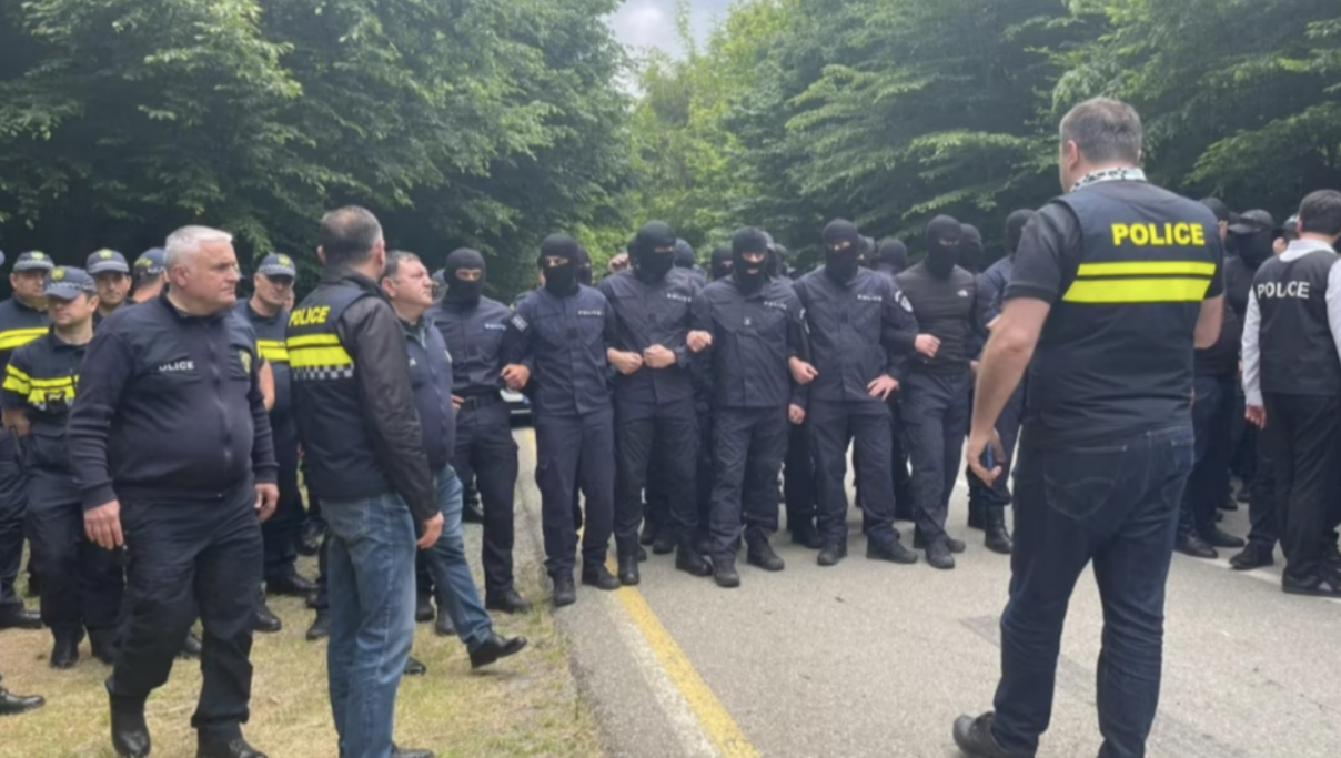 Georgian police establish a line on the road to the hotel in Kvareli, eastern Georgia. (Photo from RFE/RE)